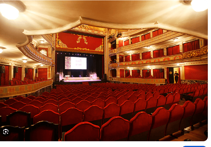 Sala del Teatro Lope de Vega de Madrid con butacas rojas