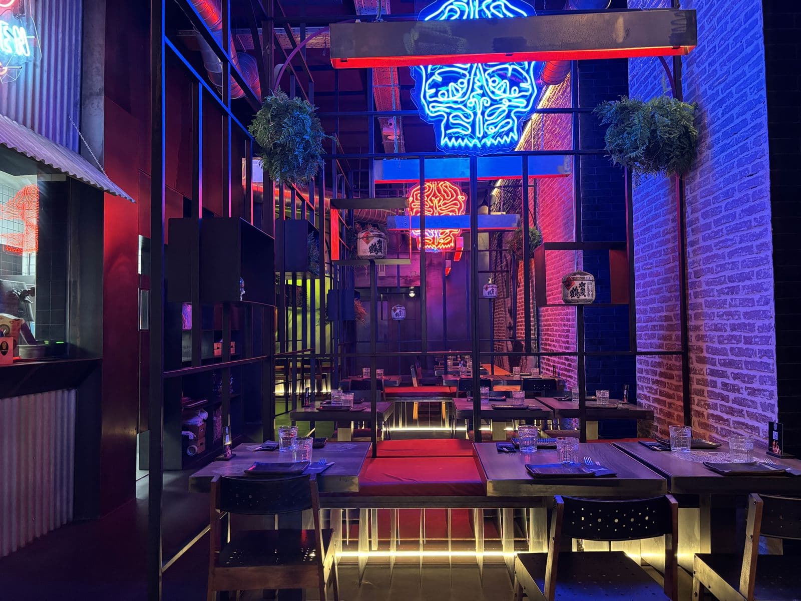 Interior de Kamado Asian Food en Zaragoza con el neón de la calavera