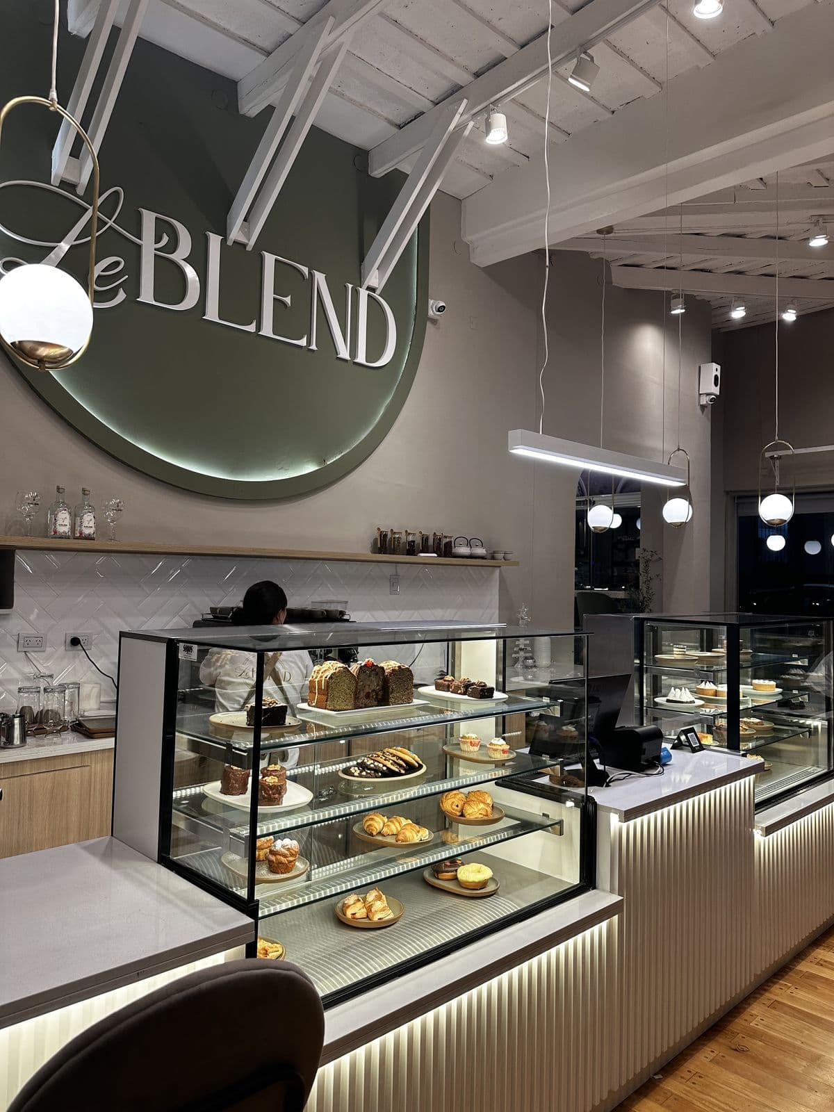Interior de Le Blend en Alta Gracia con el logo en la pared y las vitrinas