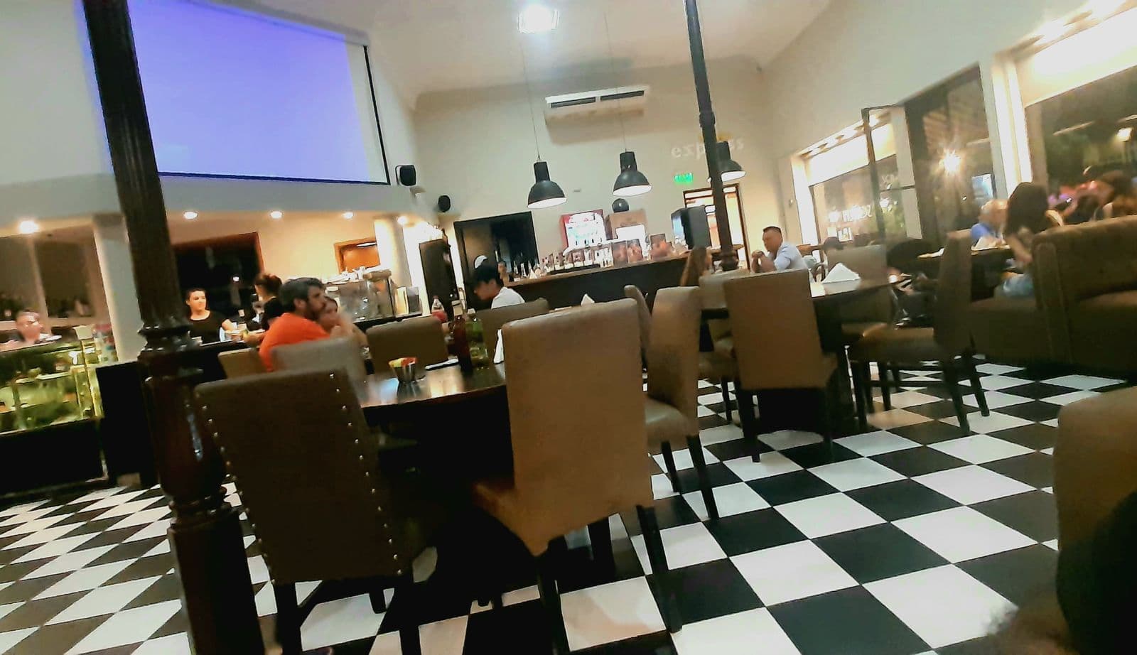 Salón de Scacchi Pizzería en Cañuelas con suelo ajedrezado