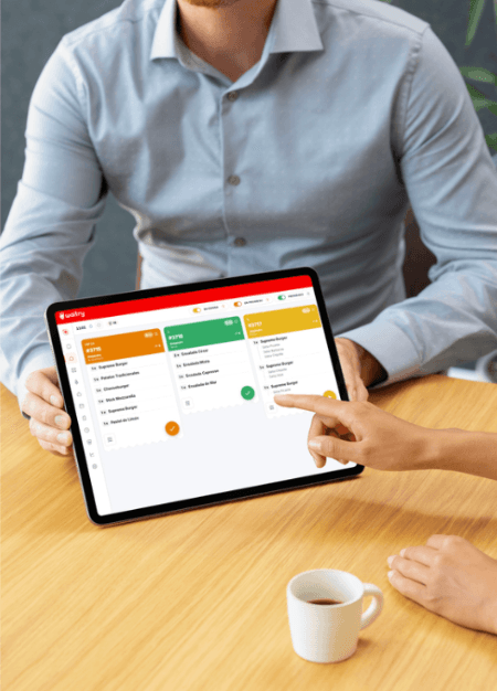 Comandera digital con pedidos ordenados por prioridad y tiempo