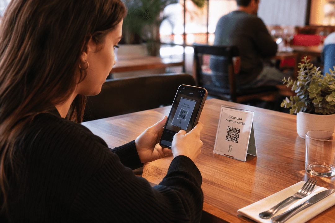 Carta QR en el teléfono para pedir desde la mesa y dividir la cuenta