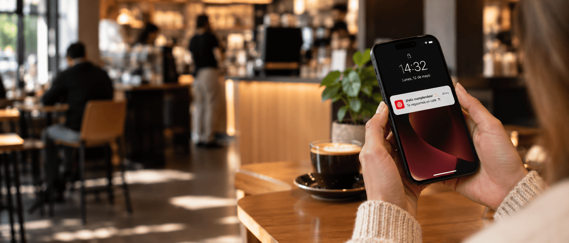 Cliente recibe en el móvil una promoción de cumpleaños de su cafetería por WhatsApp
