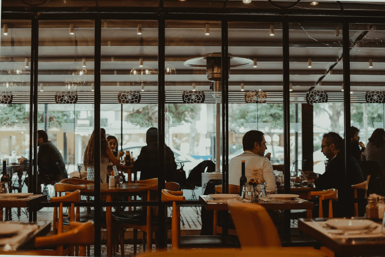 Sala de un restaurante y bar llena durante el servicio, con sistema gastronómico