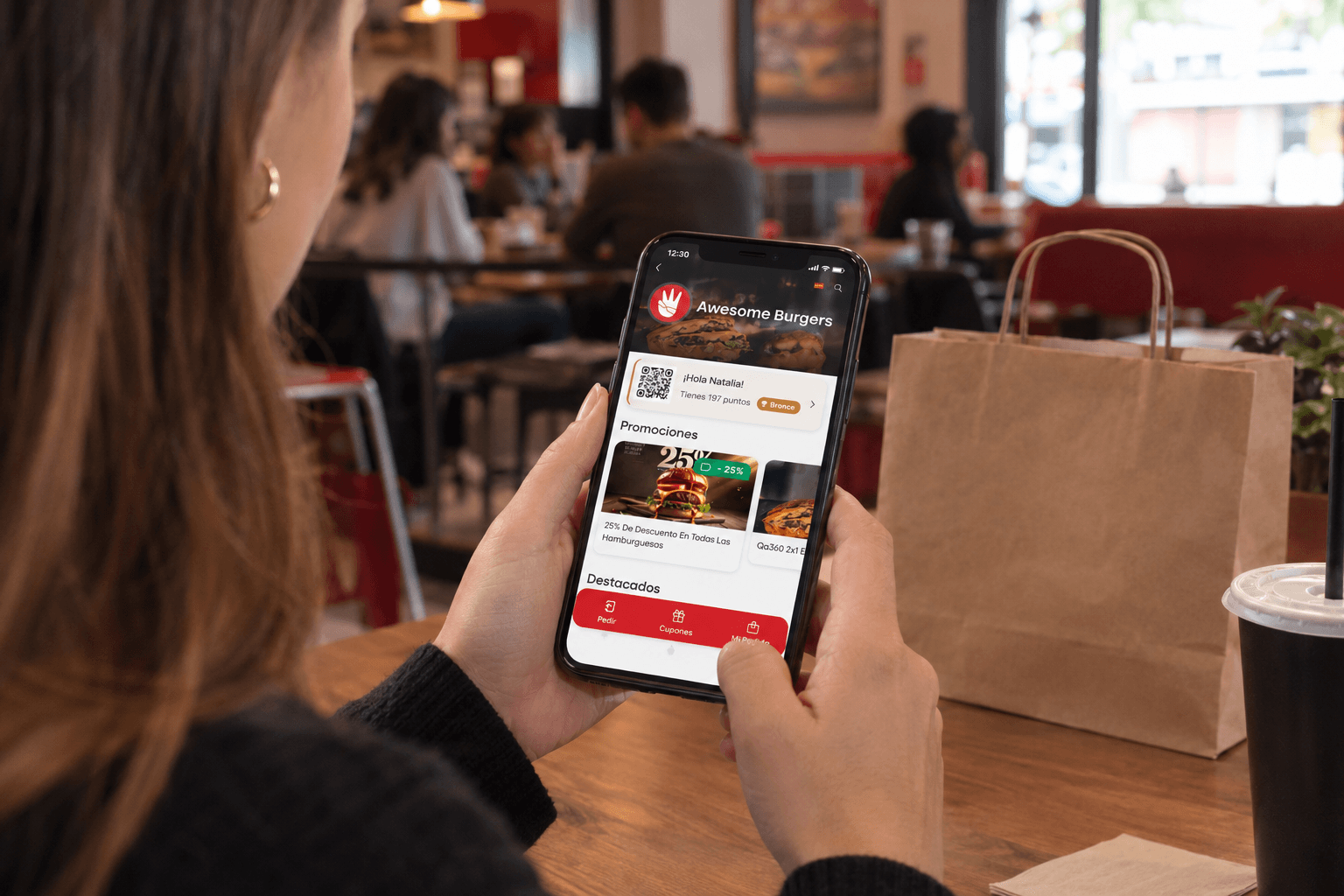 Persona pidiendo una hamburguesa a domicilio desde el móvil