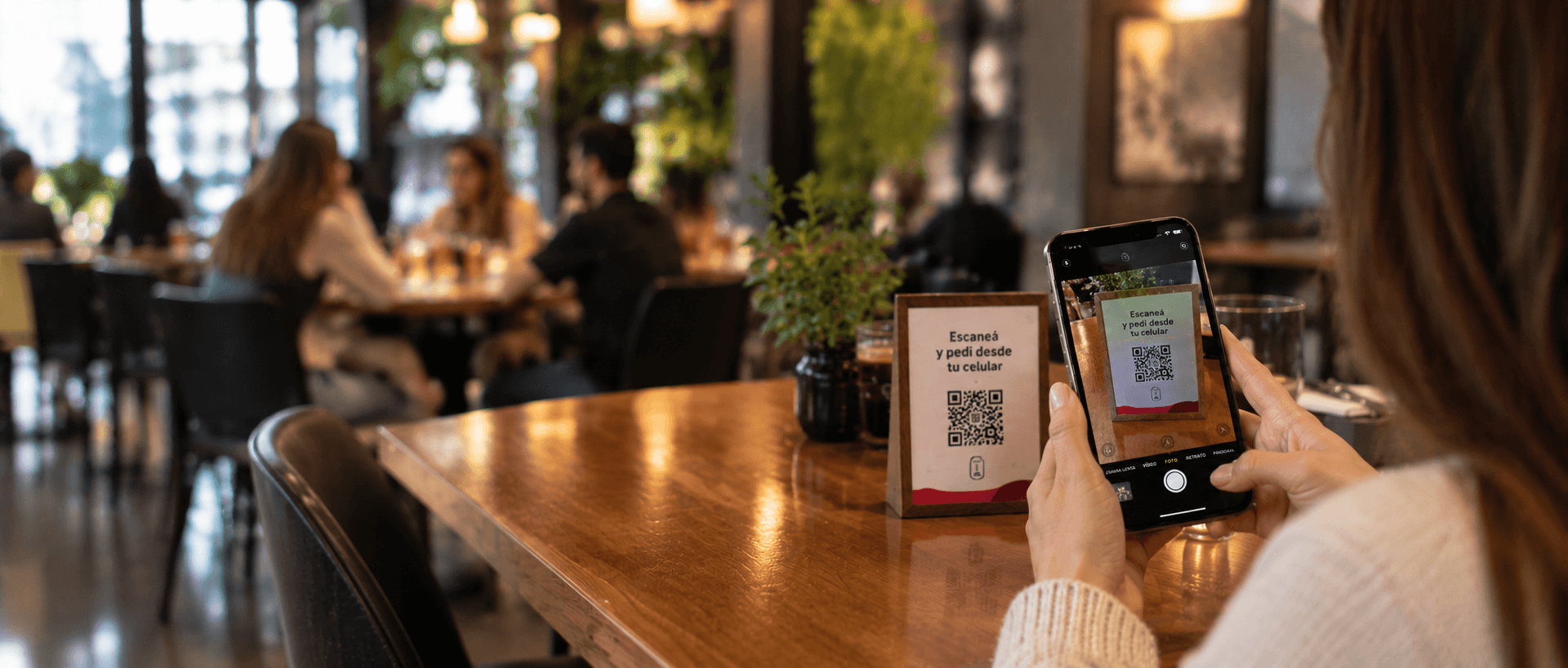 Clienta abre el menú online del restaurante desde su móvil
