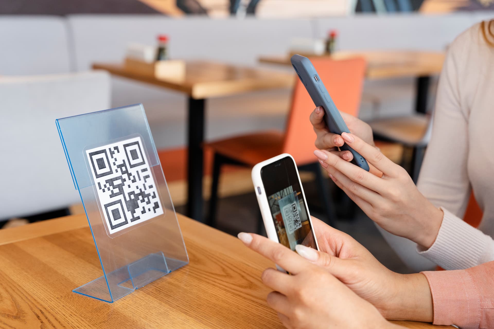 Amigos piden desde la mesa escaneando el código QR con el teléfono, sin descargar apps